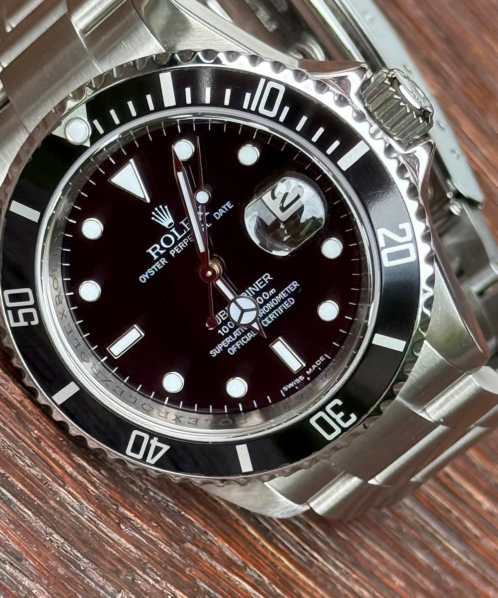 Rolex - Submariner Date - 16610 - 40 mm - top condition rehaut engrave warranty CARD