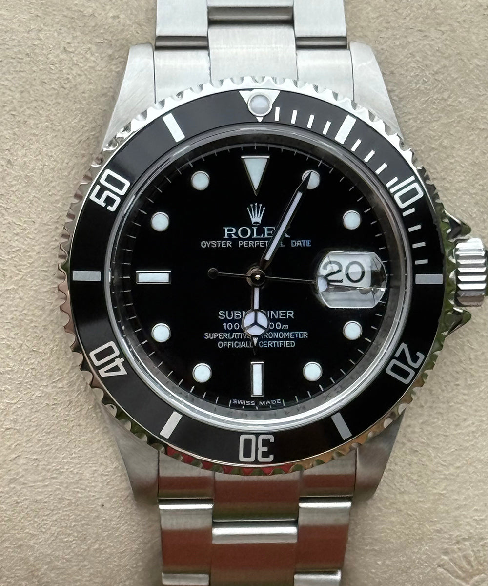 Rolex - Submariner Date - 16610 - 40 mm - top condition rehaut engrave warranty CARD