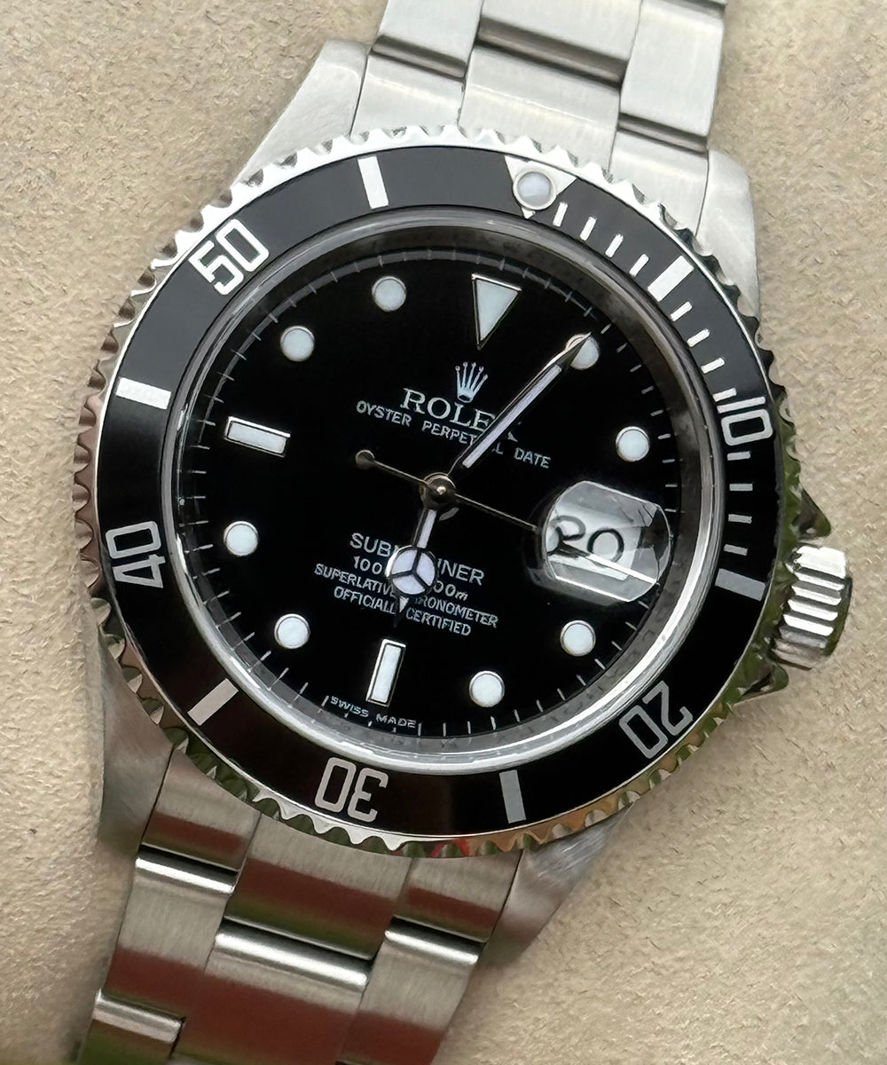 Rolex - Submariner Date - 16610 - 40 mm - top condition rehaut engrave warranty CARD