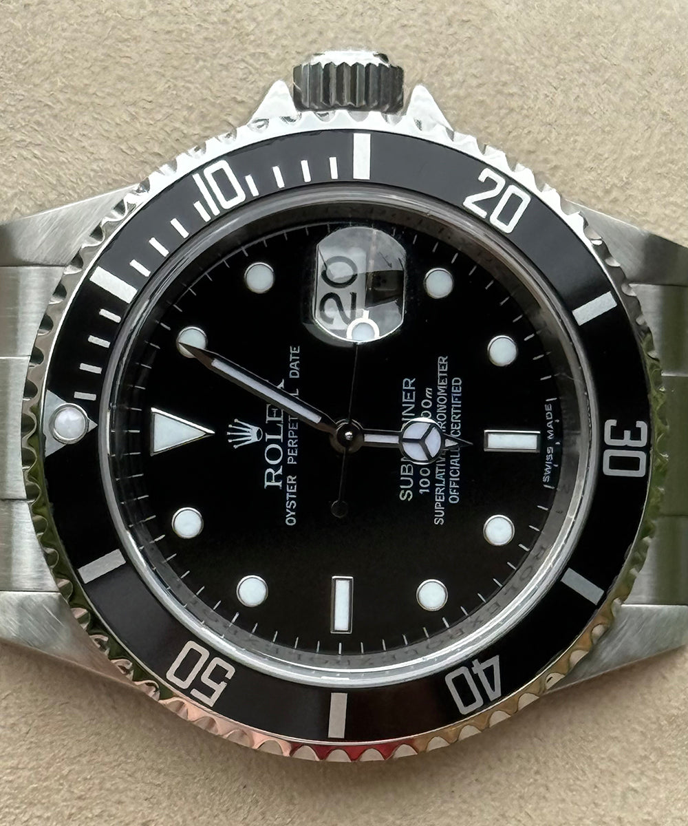 Rolex - Submariner Date - 16610 - 40 mm - top condition rehaut engrave warranty CARD