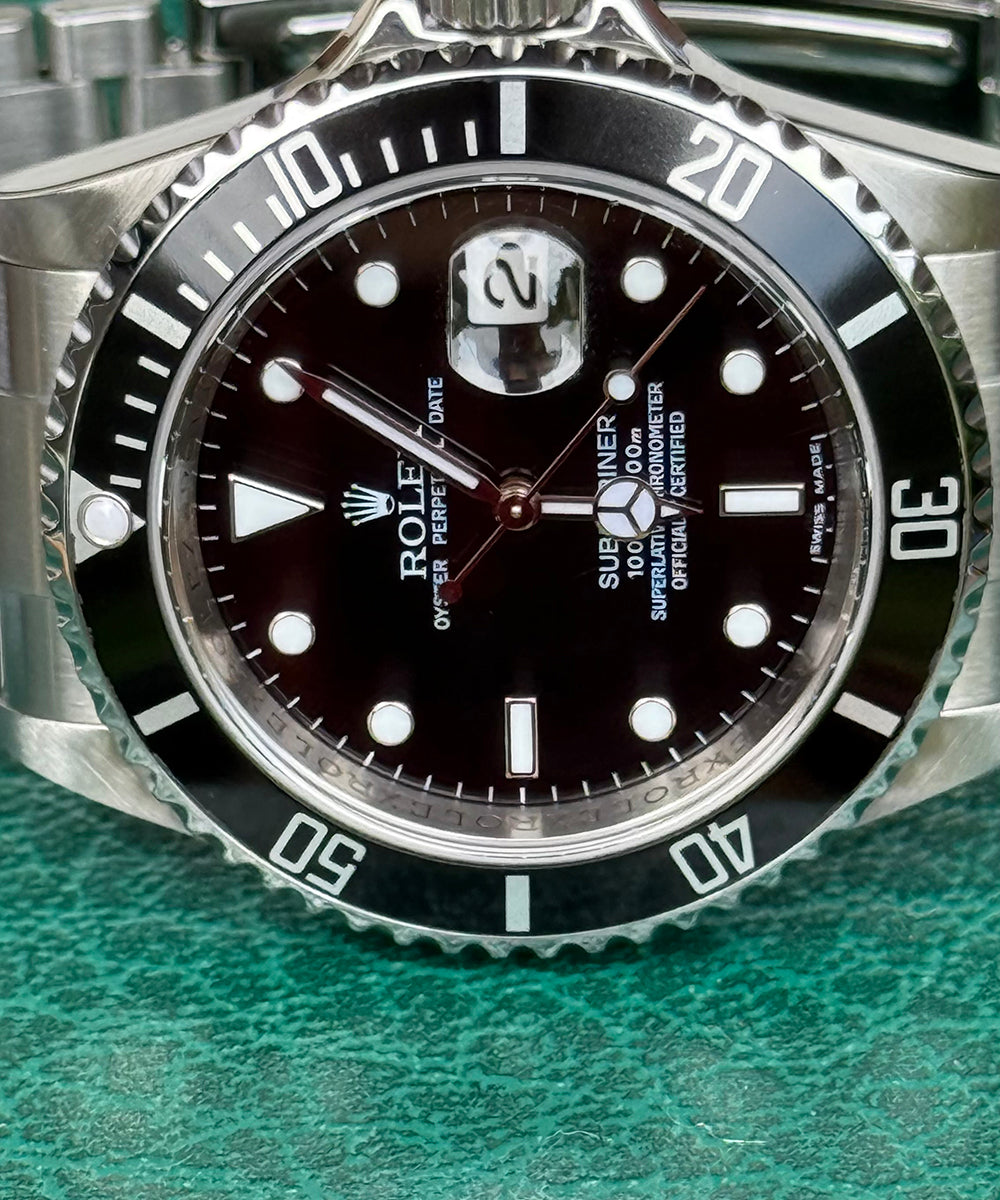 Rolex - Submariner Date - 16610 - 40 mm - top condition rehaut engrave warranty CARD