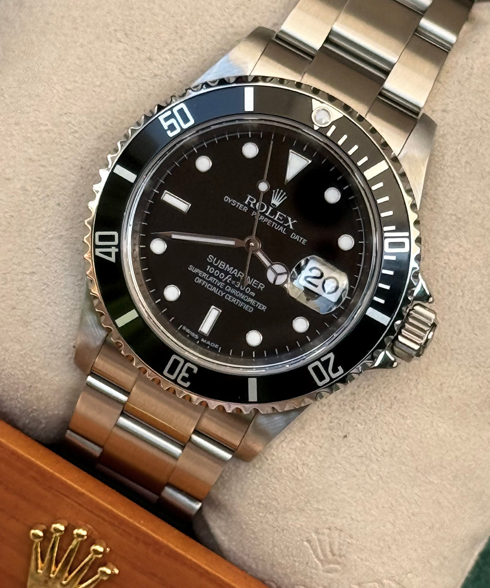 Rolex - Submariner Date - 16610 - 40 mm - top condition rehaut engrave warranty CARD